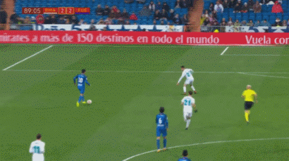 门将助攻前锋！离谱名场面